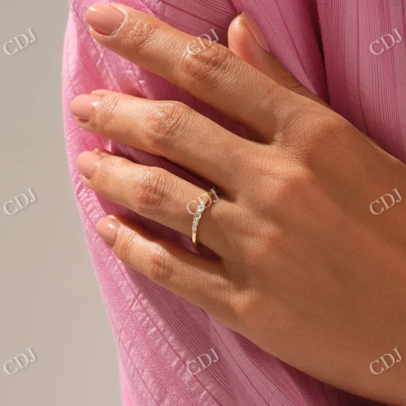0.13CTW Ascending Round Diamond Wedding Band